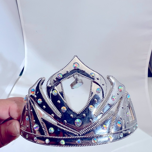 Deluxe Disney Elsa costume with metal crown - Picture 7 of 7